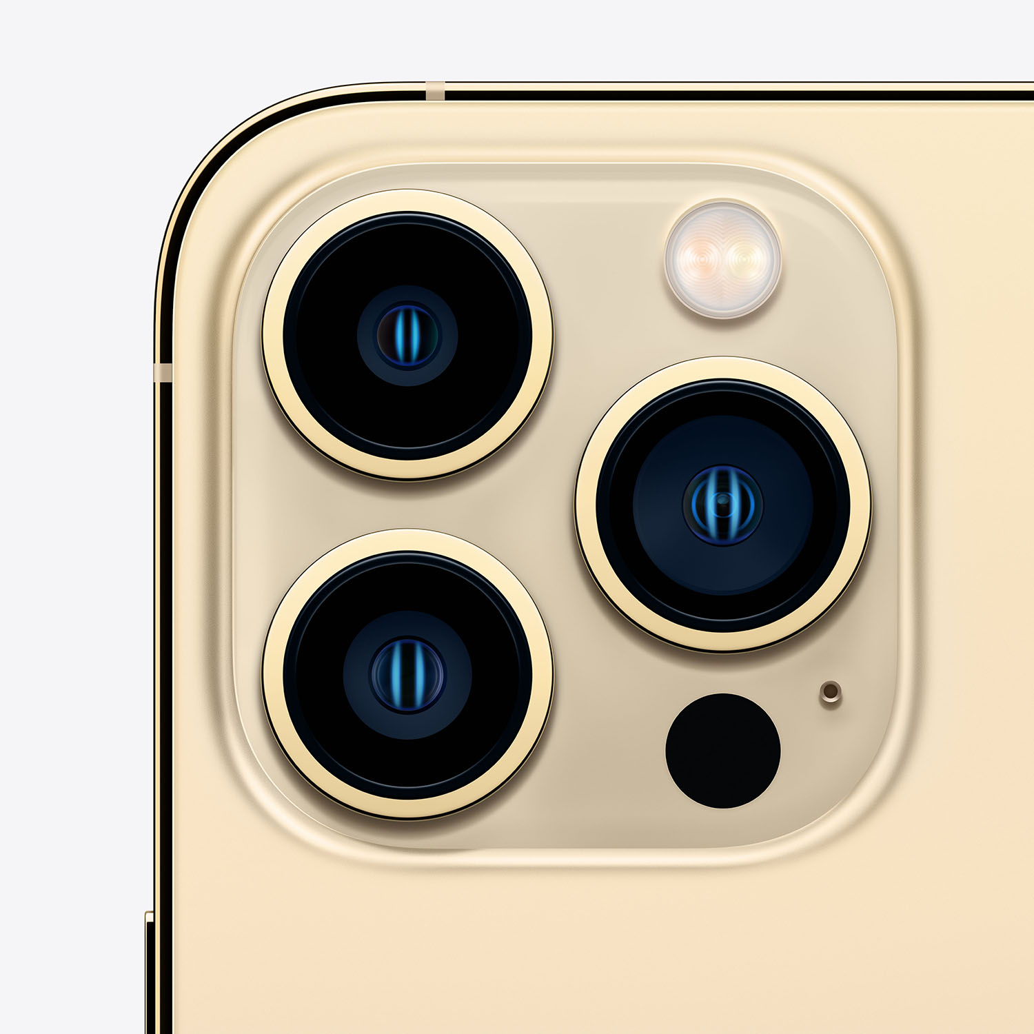 Primo piano del modulo fotocamera di un telefono, con tre lenti, un flash e un punto nero su una superficie dorata.