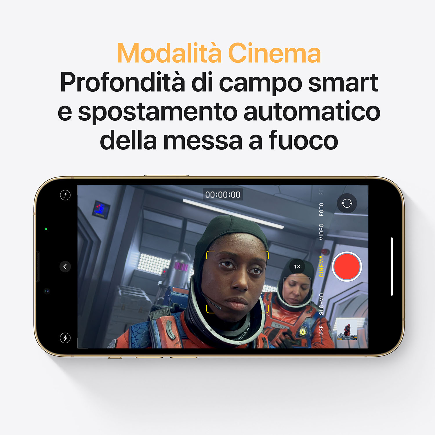 Uno schermo iPhone mostra la modalità cinema con due astronauti in tute spaziali. La messa a fuoco è sul volto dell'astronauta in primo piano.