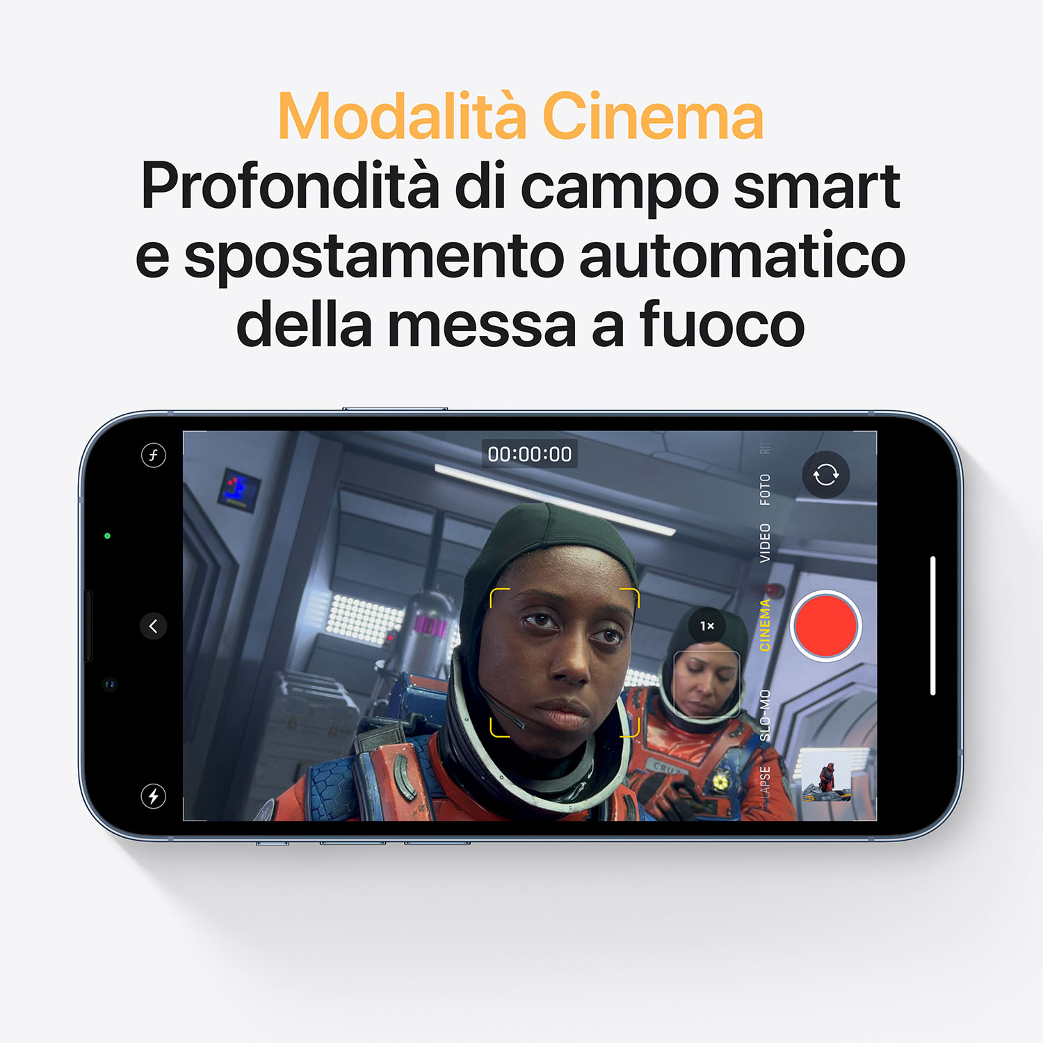 Lo schermo di uno smartphone mostra due astronauti in un'astronave, in modalità cinema. Il testo dice 'Modalità Cinema'.