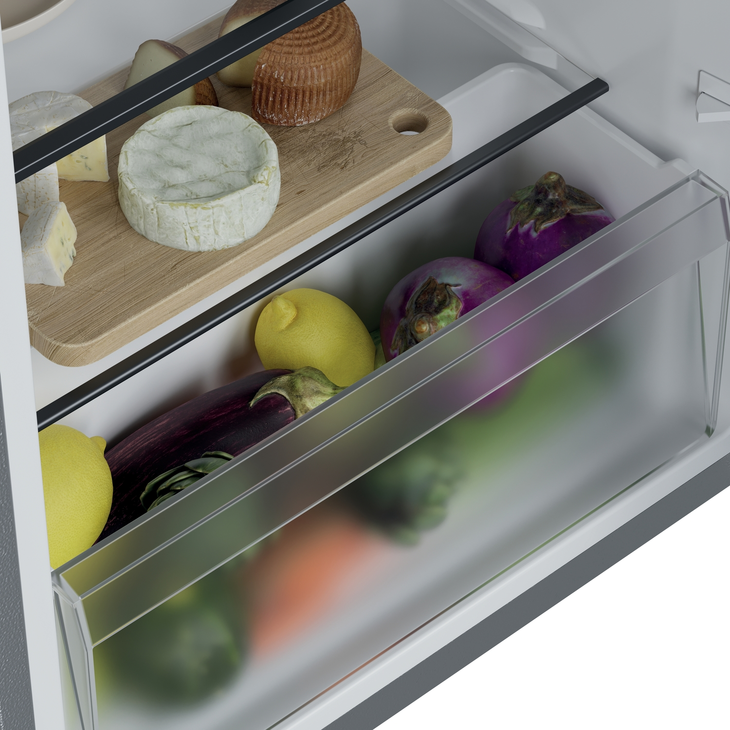 Dentro de un refrigerador: queso en una tabla de cortar, limones, berenjenas y una zanahoria en un cajón, todo fresco.