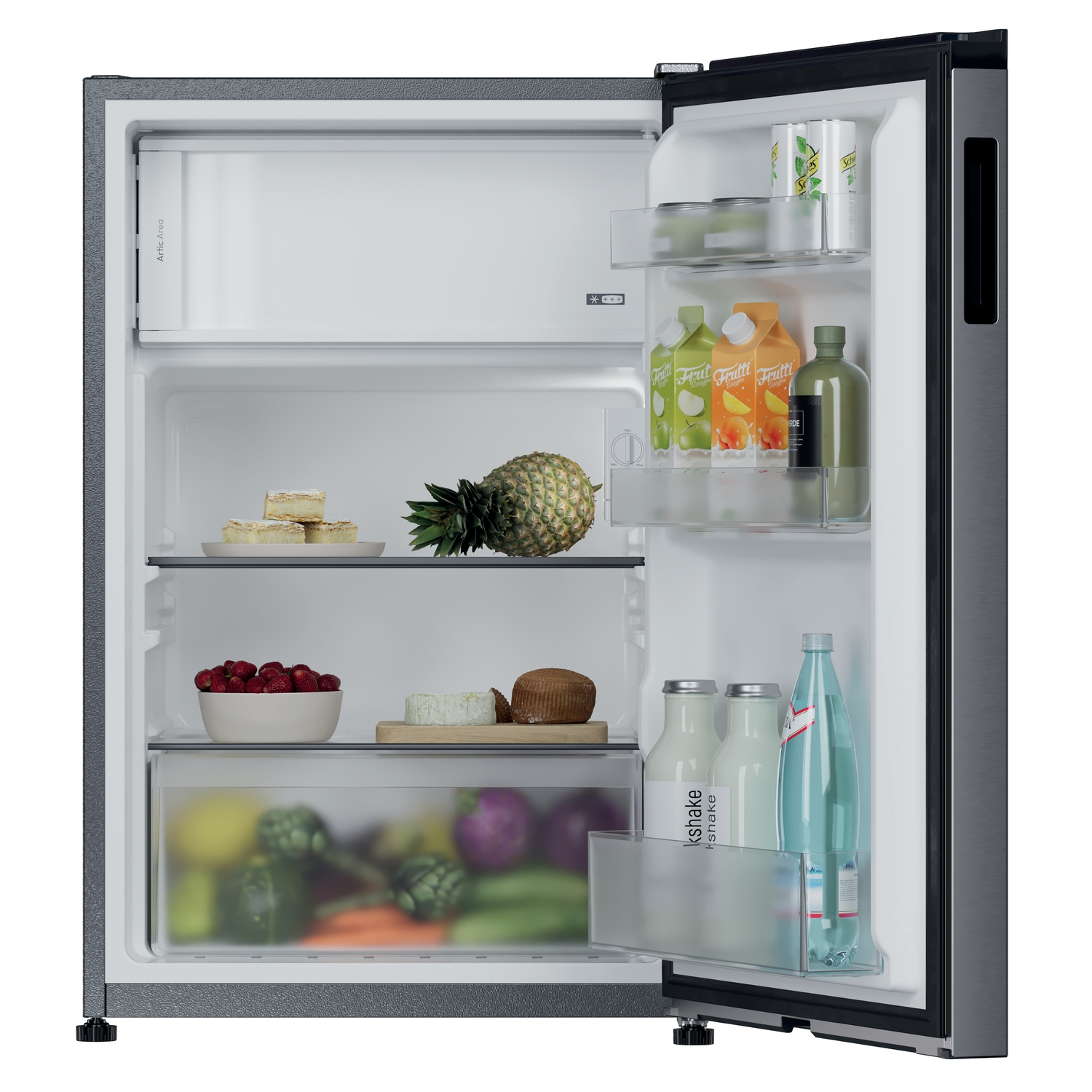 Refrigerador abierto lleno de comida y bebidas: piña, pasteles, cajas de jugo, botellas y verduras. La puerta está abierta.