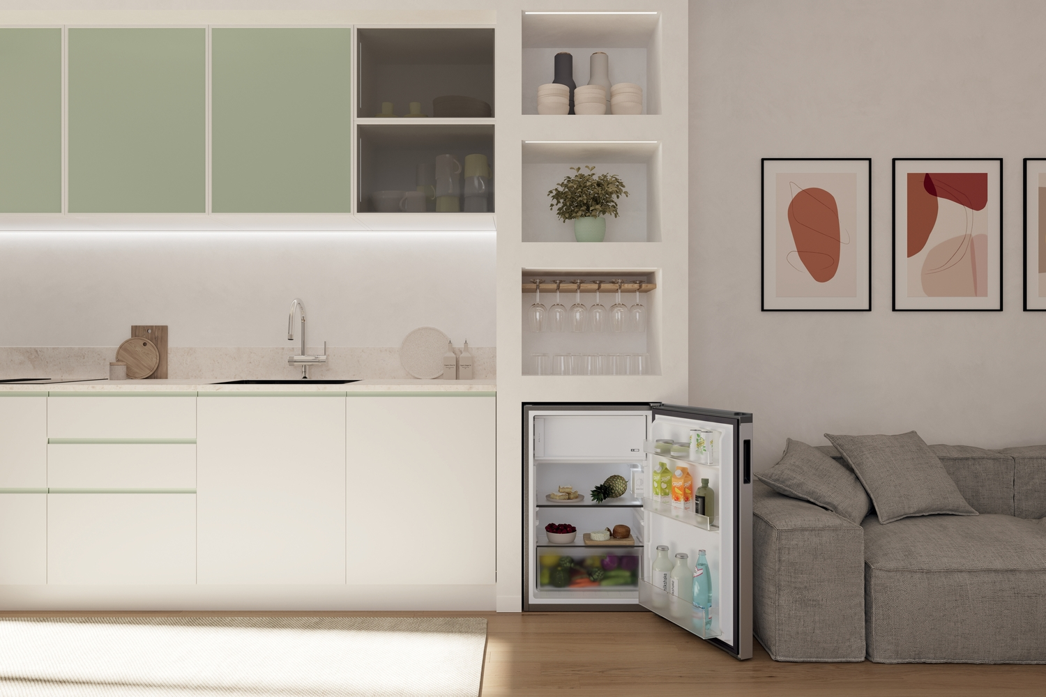 Una escena de cocina moderna con un refrigerador abierto, mostrando comida. Armarios arriba y un sofá a la derecha.