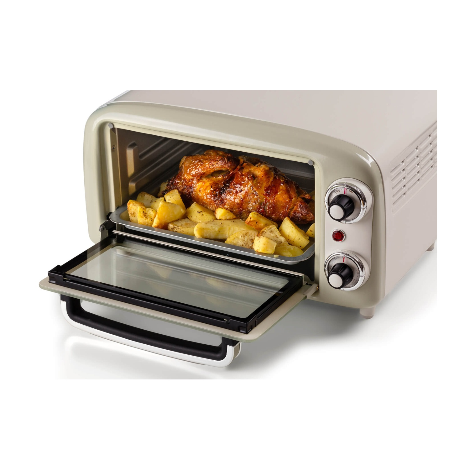 Un forno aperto in stile retrò con un pollo arrosto e patate all'interno. Lo sportello è aperto. Ci sono manopole sul lato destro.