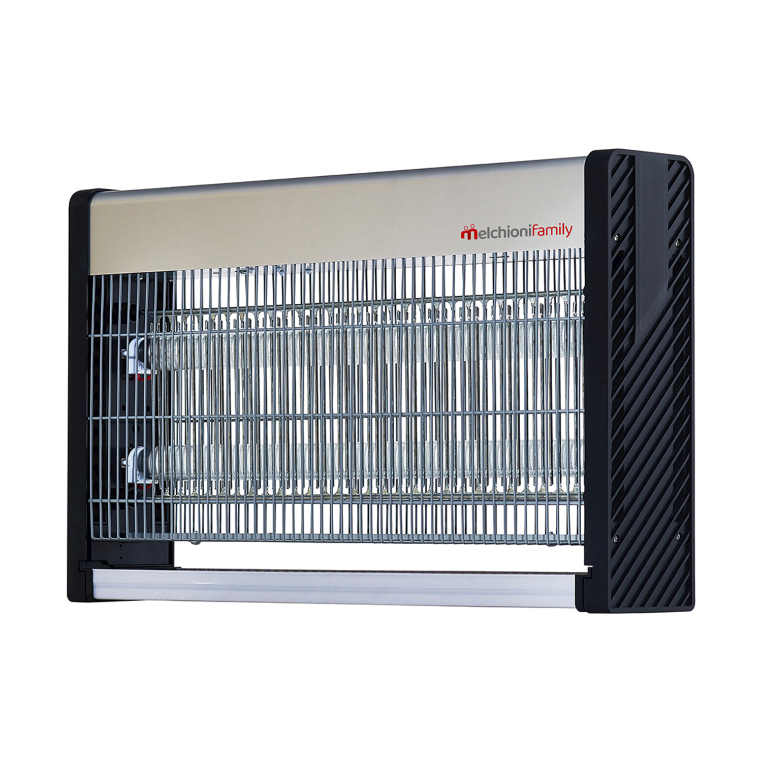 Un termoventilatore elettrico argento e nero. Ha una griglia metallica davanti agli elementi riscaldanti. Il marchio è Melchionifamily.