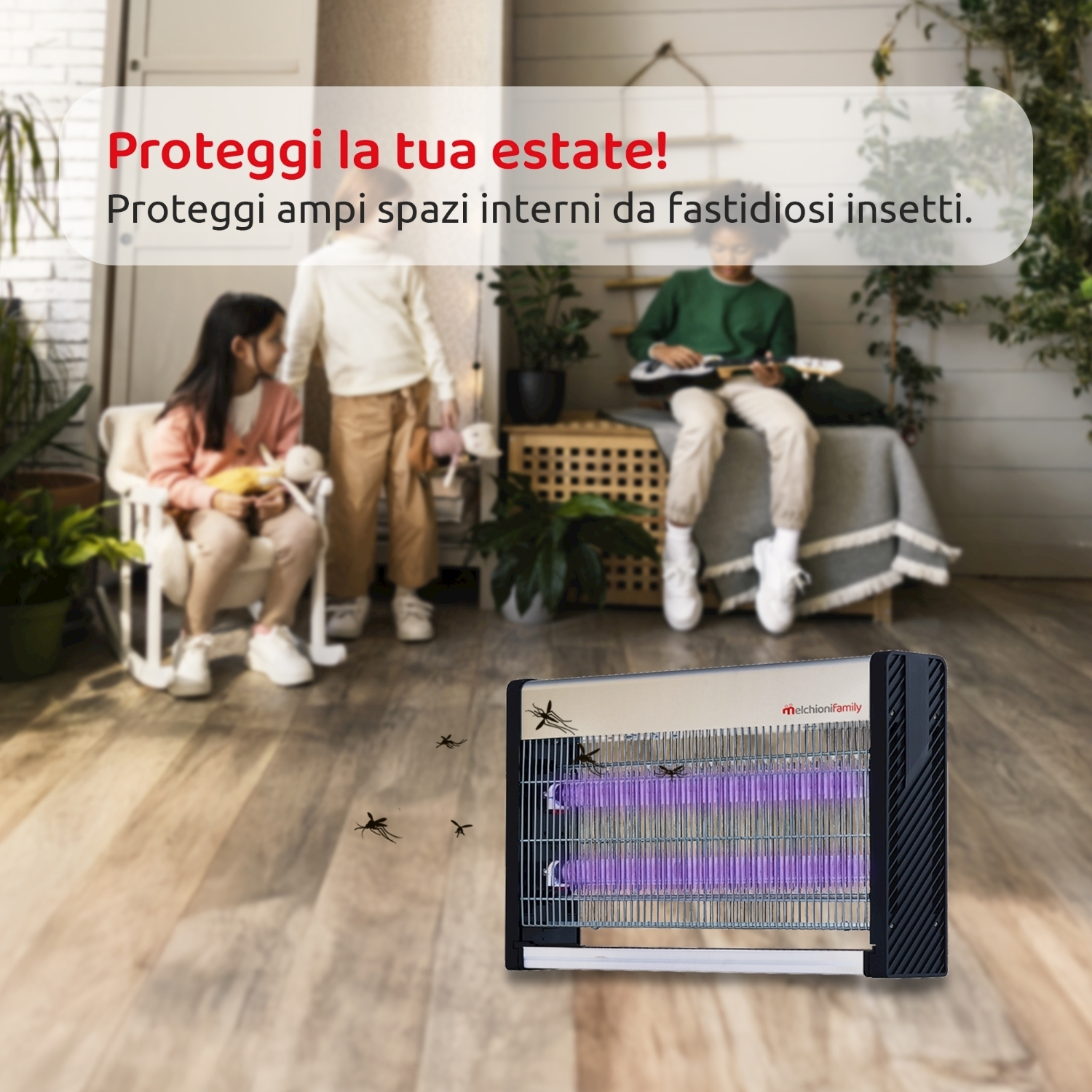 Bambini al chiuso, che giocano. Elettroinsetticida davanti. Testo: Proteggi la tua estate! Proteggi grandi spazi interni.