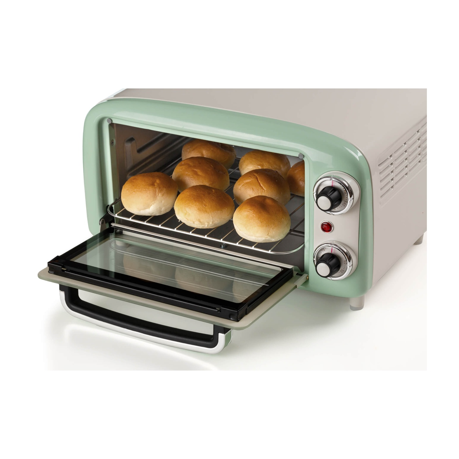 Un forno in stile retrò con una combinazione di colori verde e crema, la porta aperta, pieno di panini dorati cotti.