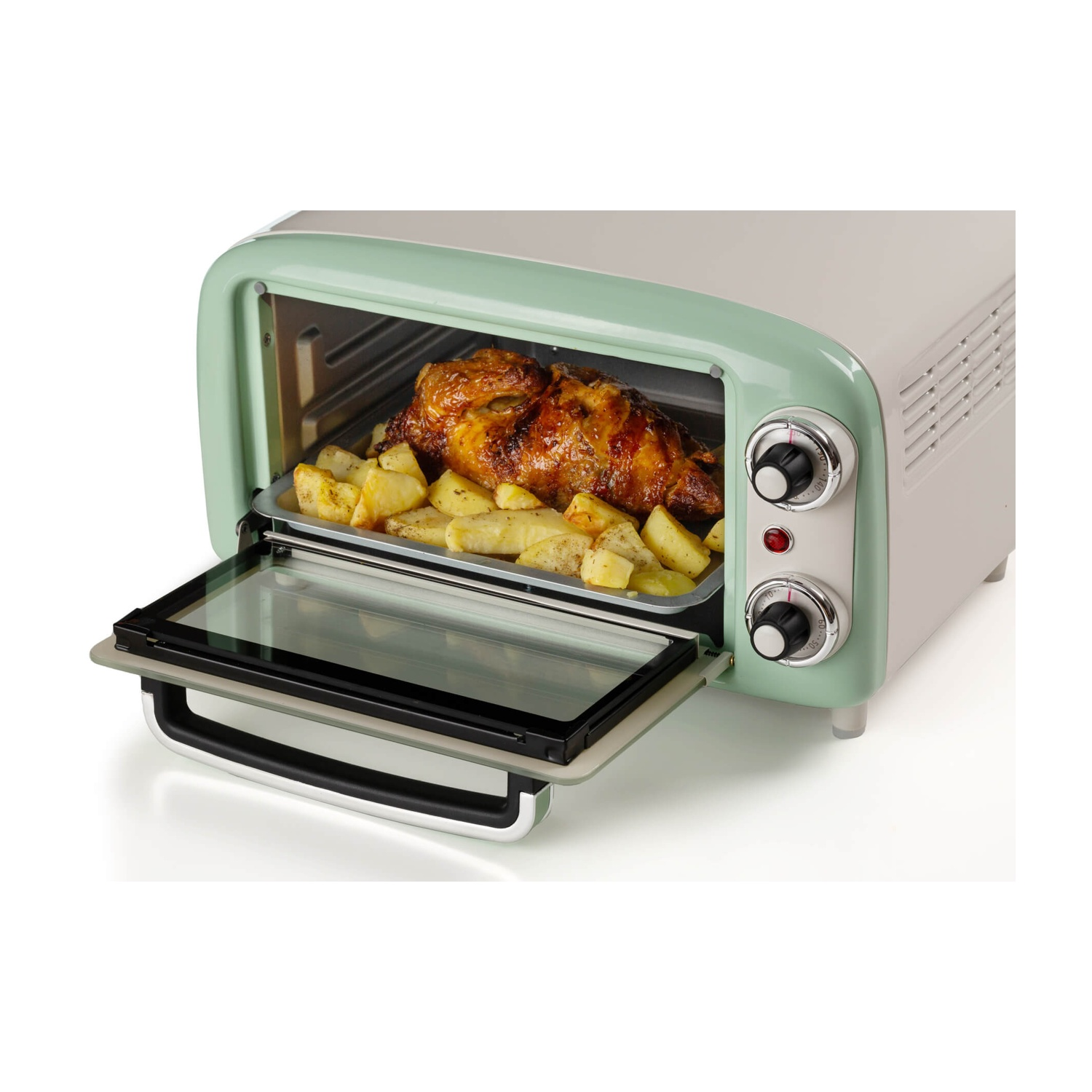 Un forno aperto in stile retrò con un pollo arrosto e patate all'interno. Il forno è color crema e verde.