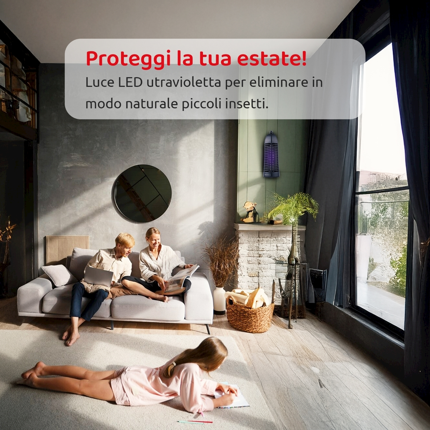 Famiglia in soggiorno moderno. Ragazza disegna sul pavimento, genitori sul divano con laptop e giornale. Un antizanzare è visibile.