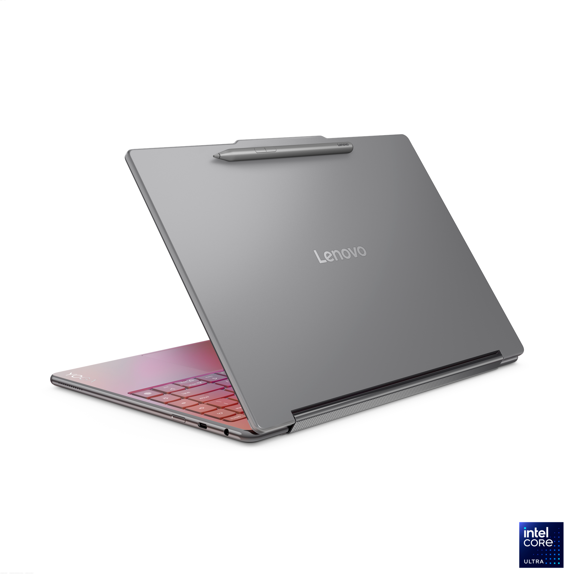 Ein graues Lenovo-Laptop ist geöffnet und zeigt eine rosa Tastatur. Ein Stift liegt auf dem Deckel. Das Intel Core Ultra-Logo ist in der Ecke.