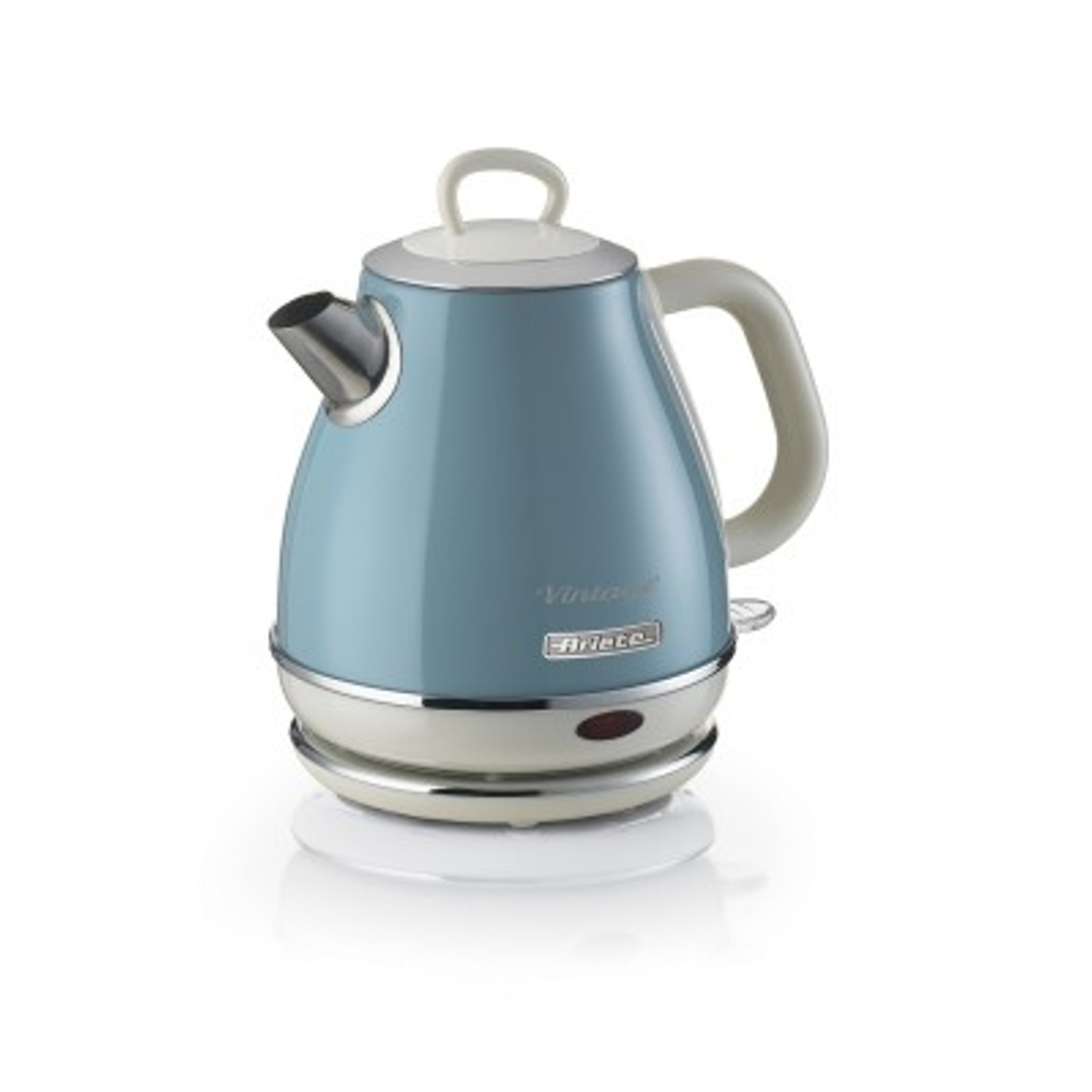 Un bollitore elettrico blu e crema in stile vintage. Ha un beccuccio argentato, manico e coperchio bianco con manico. La base è crema.