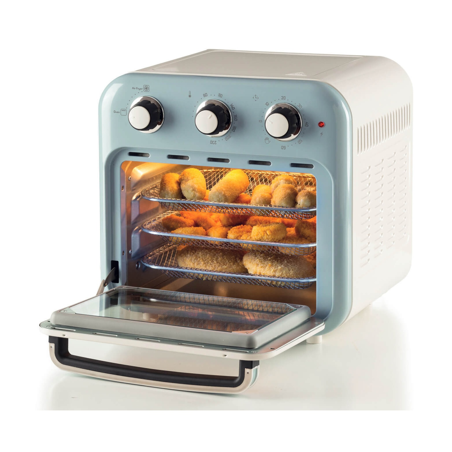 Una friggitrice ad aria aperta con cibo all'interno. È azzurro chiaro e bianco. La porta è aperta, rivelando cibo fritto su griglie.