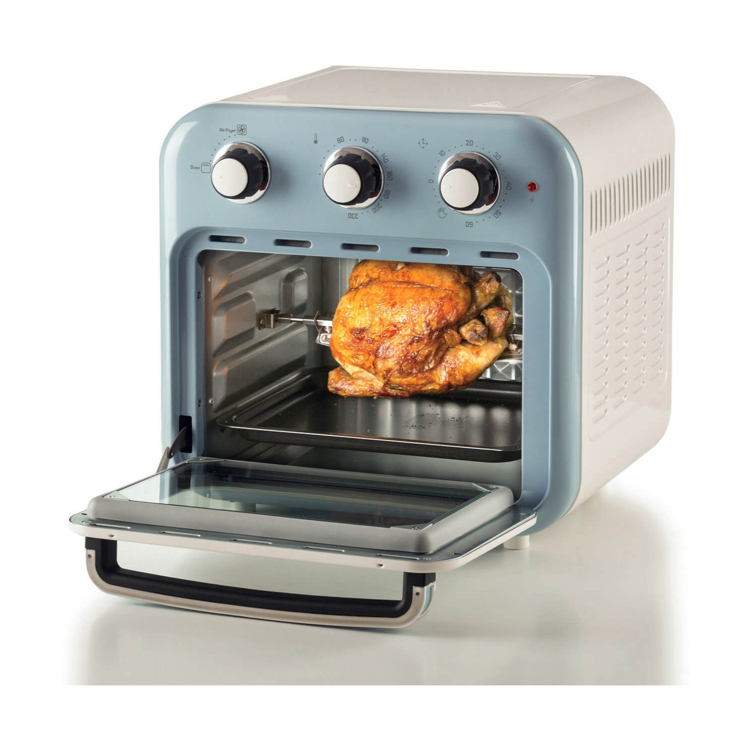 Un forno friggitrice ad aria aperto con un pollo arrosto all'interno. Il forno è bianco e blu con tre manopole. La porta è aperta.