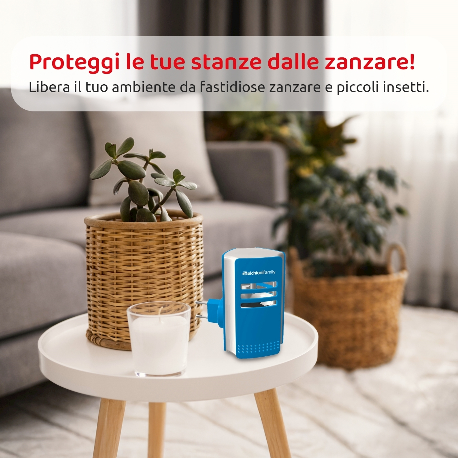 Un repellente per insetti blu e bianco è su un tavolo bianco. Sul tavolo ci sono anche una candela e piante in cesti.