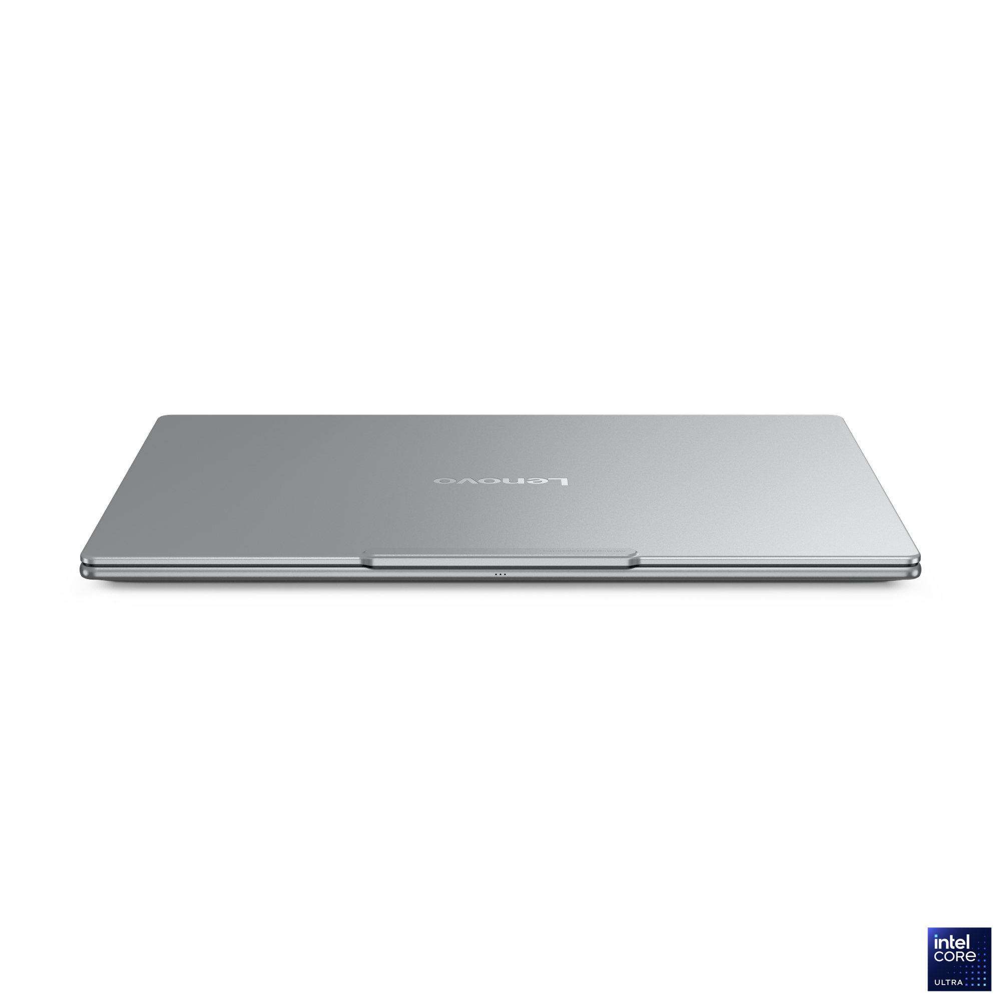 Ein geschlossener silberner Lenovo-Laptop auf weißem Hintergrund. Das Intel Core Ultra-Logo befindet sich unten rechts.