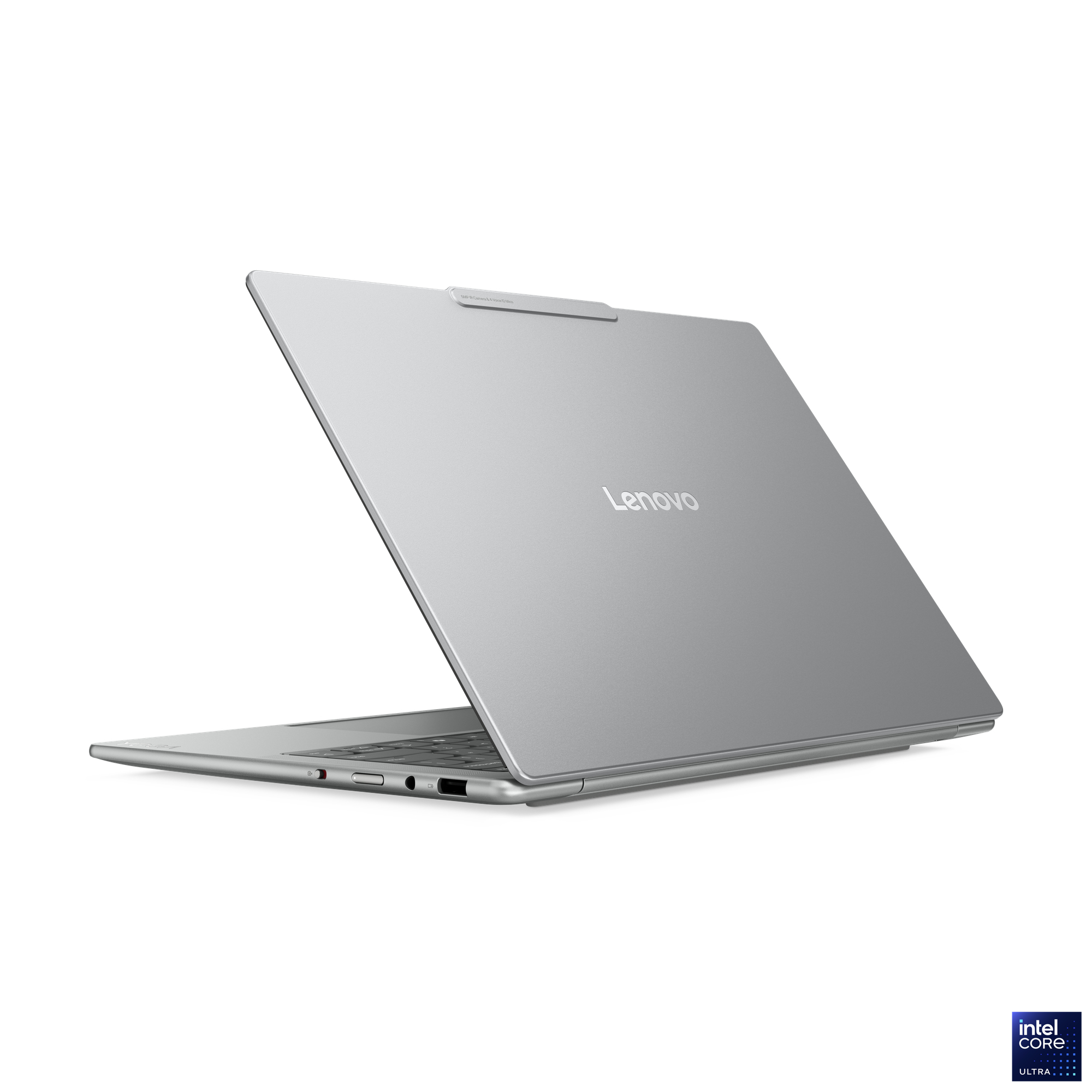 Silberner Lenovo-Laptop, in einem Winkel geöffnet, auf weißem Hintergrund. Das Intel Core Ultra-Logo ist rechts unten.