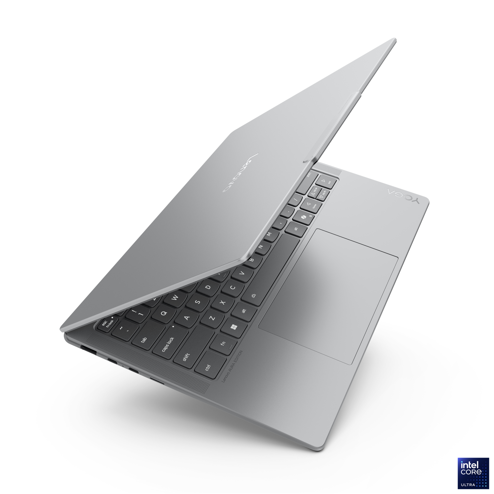 Ein silbernes Lenovo Yoga-Laptop ist geöffnet. Die Tastatur ist sichtbar, mit einem Touchpad und dem Intel Core Ultra Logo.