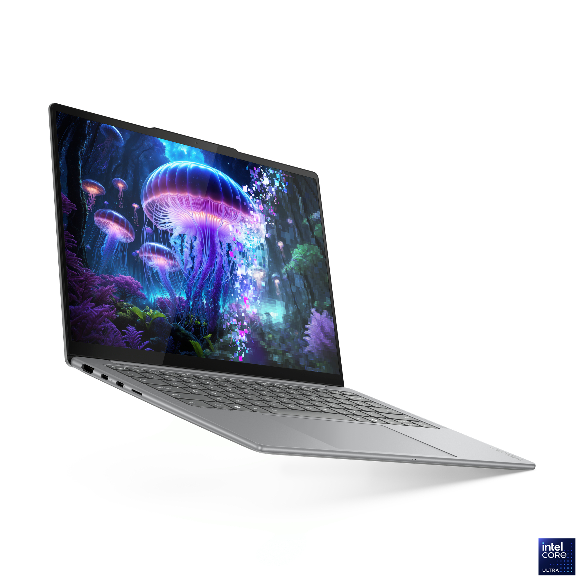 Silberner Laptop zeigt Quallen in einer Fantasieszene. Die Szene ist in einem Wald mit lila Pflanzen. Der Laptop befindet sich auf weißem Hintergrund.