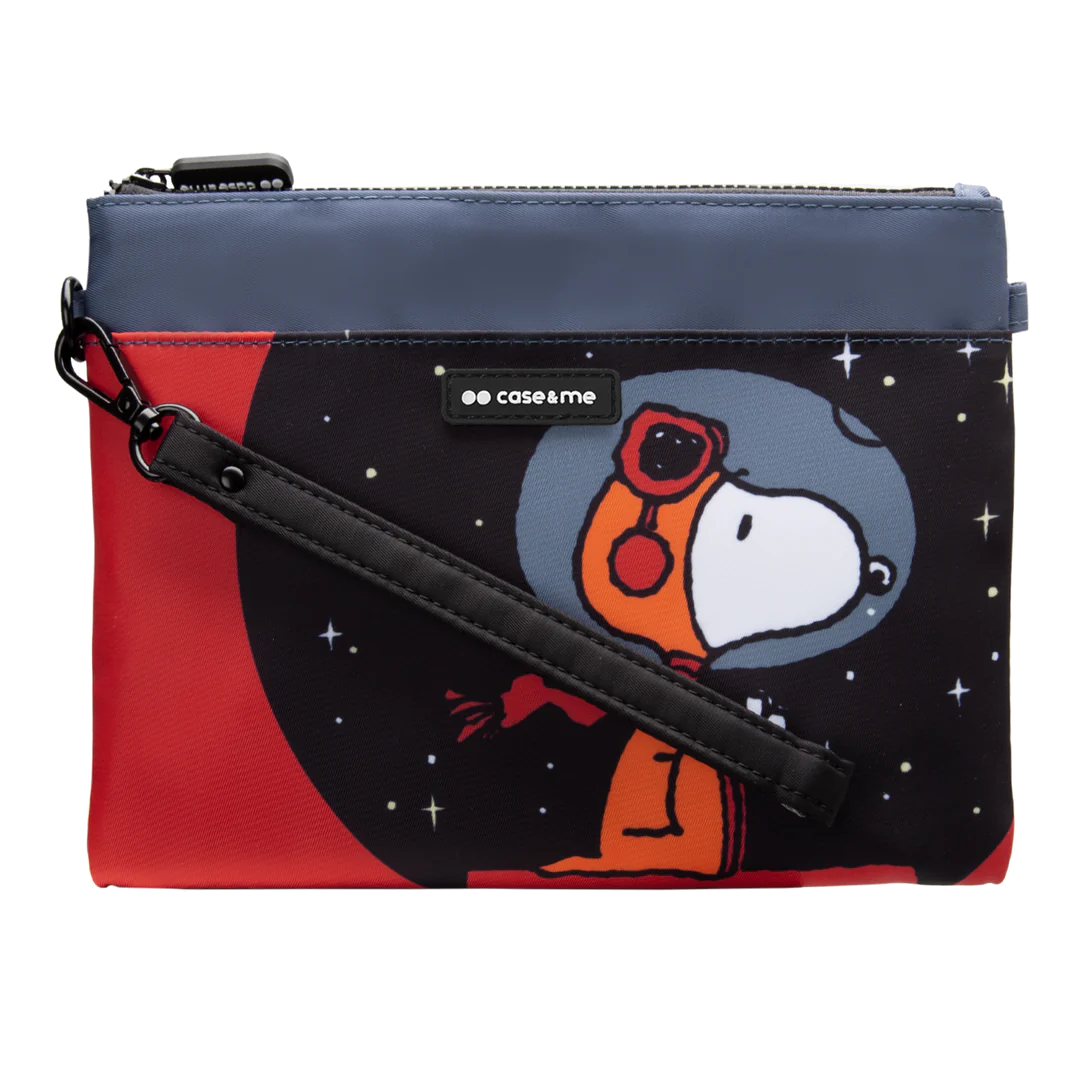 Kopertówka ze Snoopy'm w skafandrze kosmicznym na tle kosmosu. Ma czerwoną, czarną i niebieską kolorystykę.