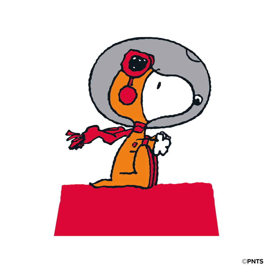 Snoopy w pomarańczowym skafandrze, szarym hełmie i czerwonym szaliku, stojący na czerwonej platformie na białym tle.