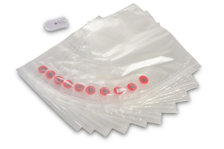 Stos przezroczystych plastikowych worków do zgrzewania próżniowego. Widoczne białe plastikowe narzędzie zamykające i zawory z czerwonymi pierścieniami.