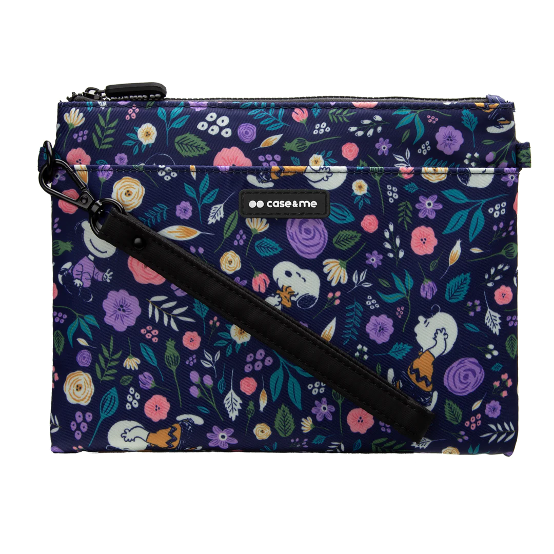 Granatowa kopertówka z kwiatowym wzorem i Snoopy. Ma czarny pasek i zamek błyskawiczny.