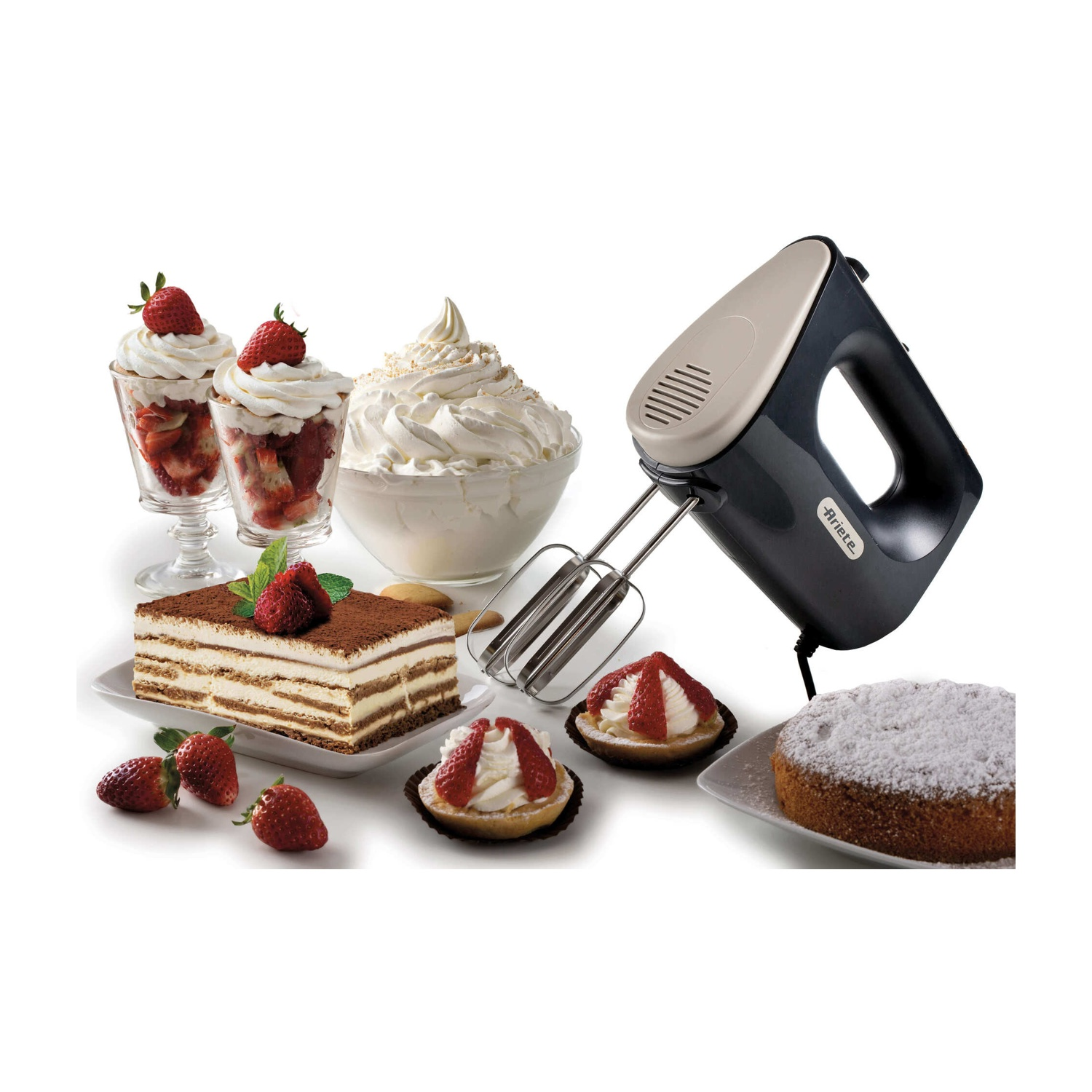 L'immagine mostra dessert, tra cui parfait alle fragole, tiramisù, crostatine e una torta con zucchero a velo. È presente un frullatore a mano.