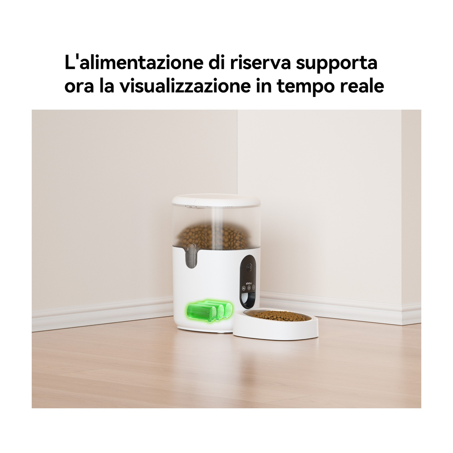 Dispenser bianco per cibo per animali domestici con cibo all'interno e in una ciotola. La luce verde brilla. Testo in alto.