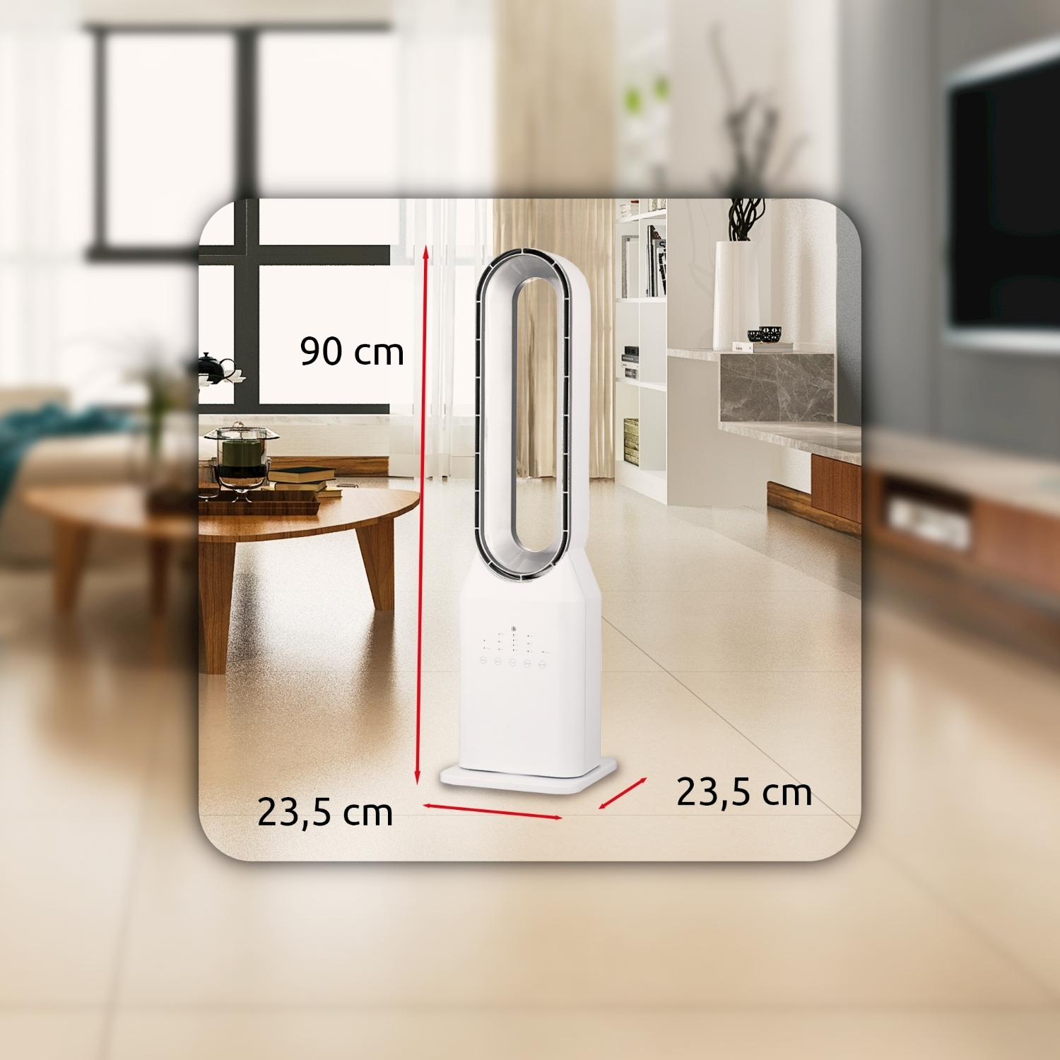Un ventilatore bianco e argento si trova in un soggiorno. Le dimensioni sono 90 cm di altezza e 23,5 cm di larghezza. Un tavolino e una finestra sono sullo sfondo.