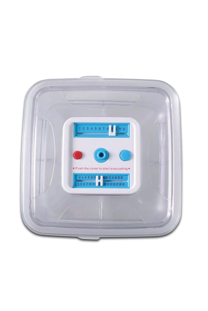 Przezroczysty plastikowy pojemnik z białym panelem. Panel ma czerwony i niebieski przycisk z numerami 1-12 i 18-31.