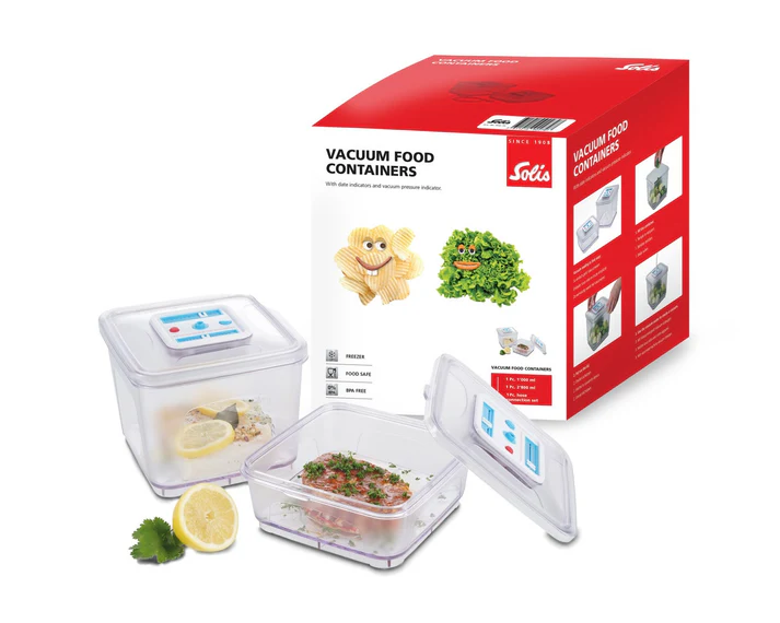 Pojemniki próżniowe na żywność z jedzeniem w środku. Pudełko w tle. Na pierwszym planie plastry cytryny i zioła.