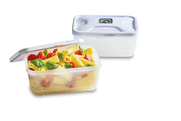 Dwa przezroczyste pojemniki na żywność. Jeden otwarty, wypełniony makaronem, pomidorami i bazylią. Drugi zamknięty.