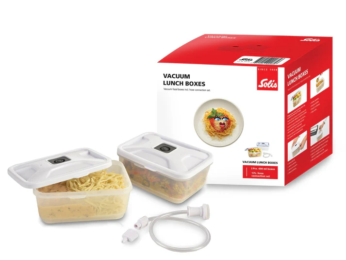 Dwa pojemniki na lunch z jedzeniem, wąż i pudełko. Na pudełku napis 'VACUUM LUNCH BOXES' z marką Solis. Jedno pudełko jest otwarte.