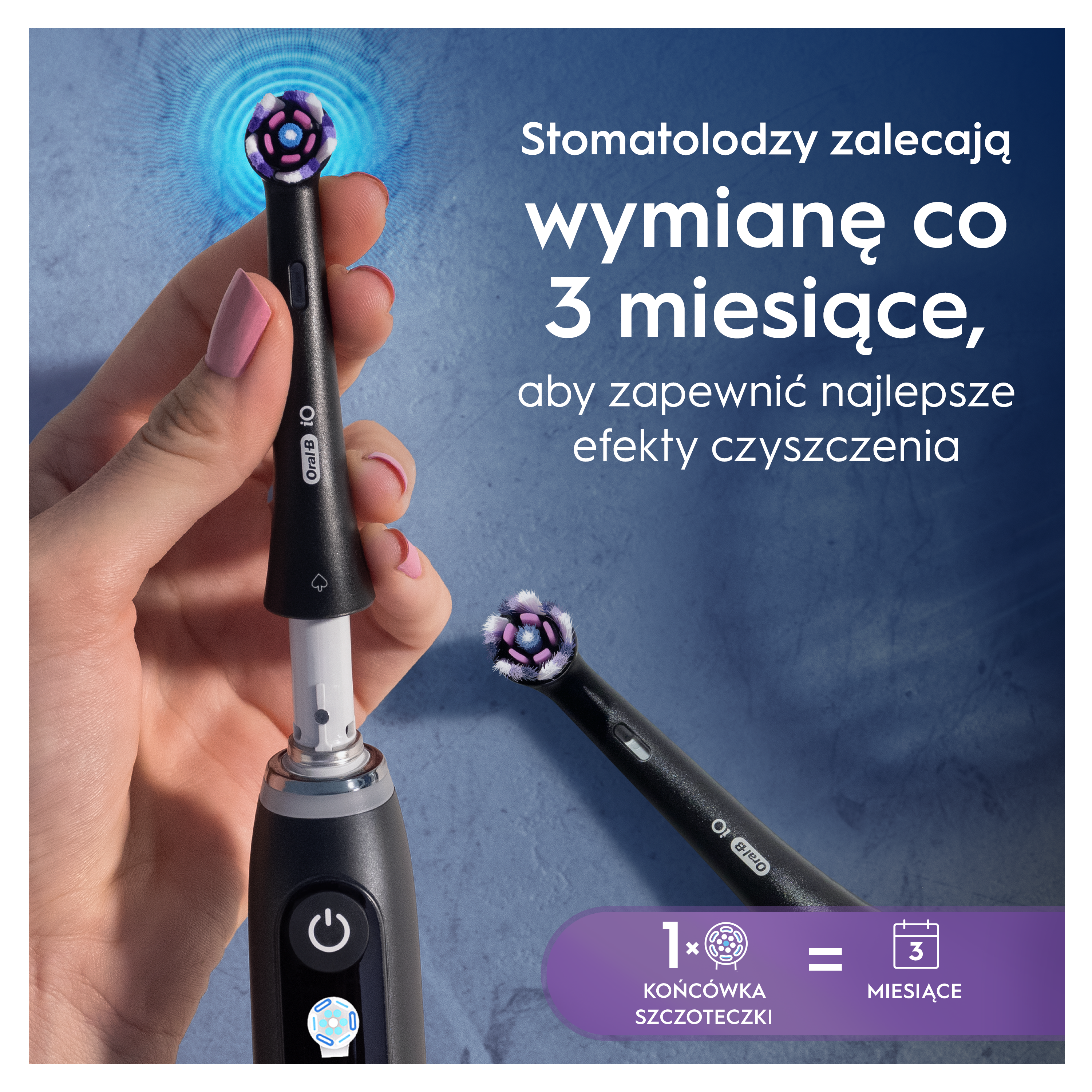 Ręka trzyma czarną elektryczną szczoteczkę do zębów z odłączaną główką. Tekst zaleca wymianę główki co 3 miesiące.