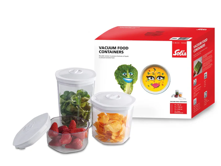 Pojemniki próżniowe z jedzeniem w środku, pudełko ze zdjęciami sałaty i zupy z twarzami. Truskawki i chipsy w pojemnikach.