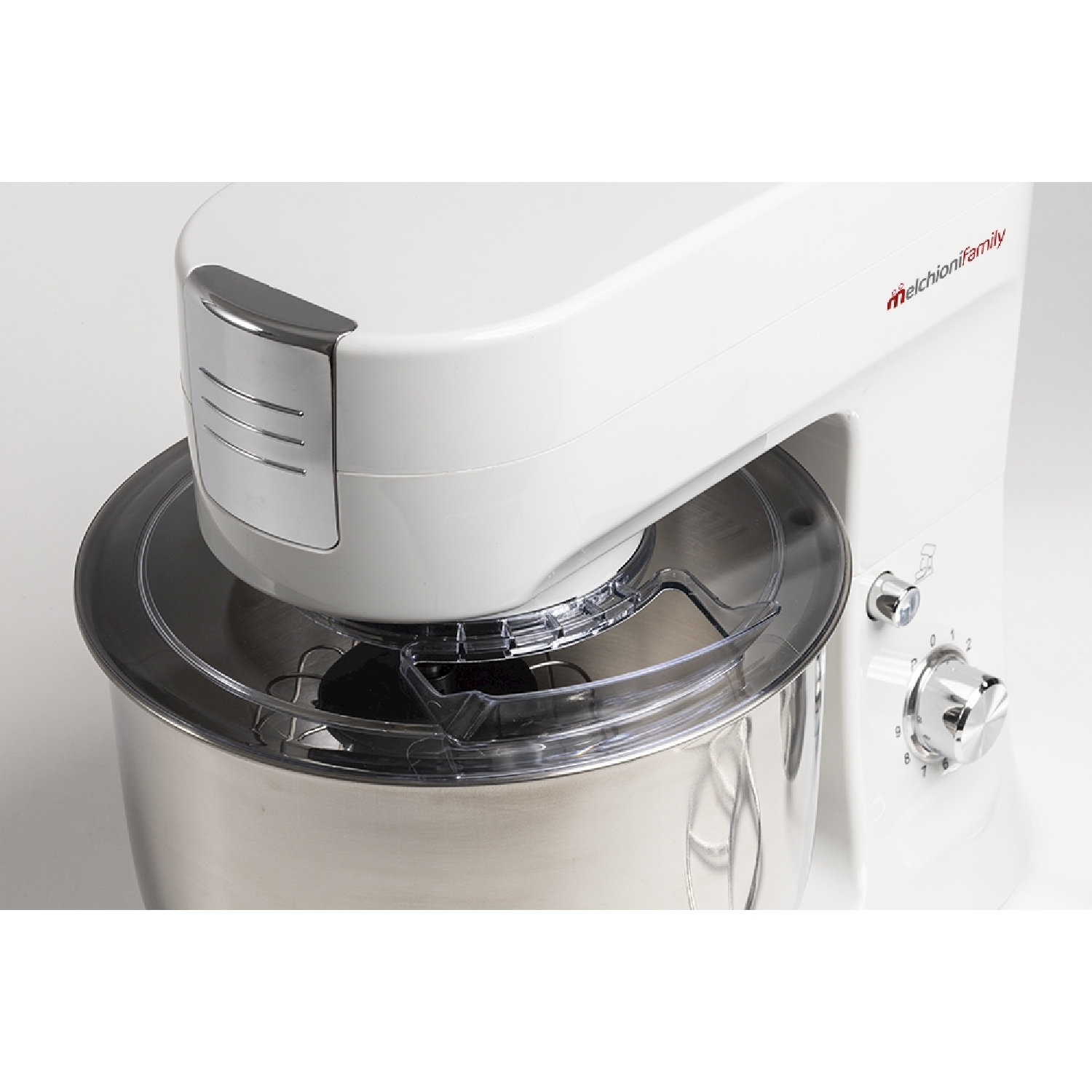 Un'impastatrice bianca con una ciotola in acciaio inox. Ha un coperchio di plastica trasparente e una manopola di controllo. Il marchio è visibile.