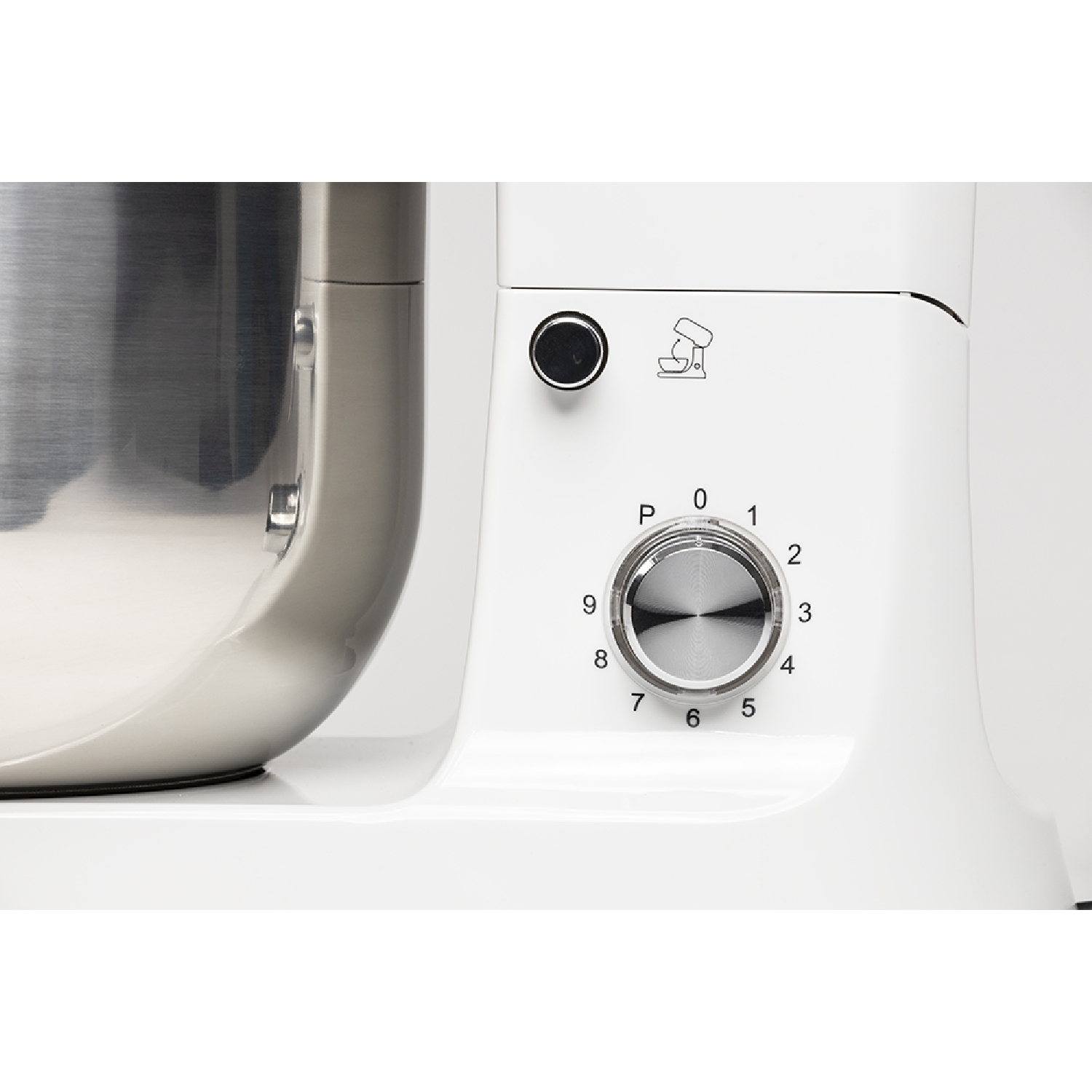 È mostrato un mixer da cucina bianco con una ciotola in acciaio inossidabile. Ha un quadrante della velocità da 0-9 e un pulsante di accensione.