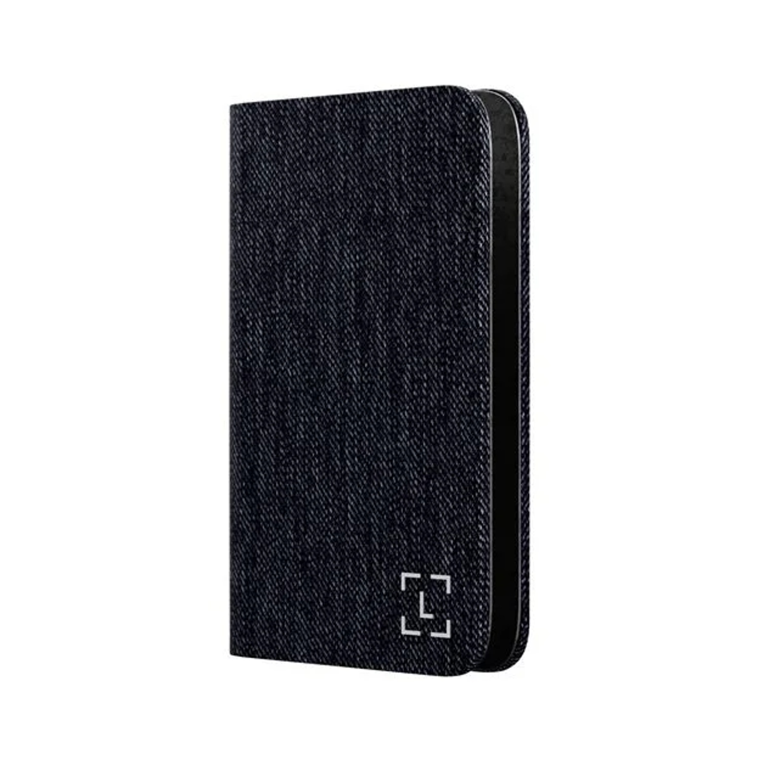 Una custodia per telefono blu scuro e strutturata. Ha un bordo nero e un piccolo logo bianco in basso. Lo sfondo è bianco.