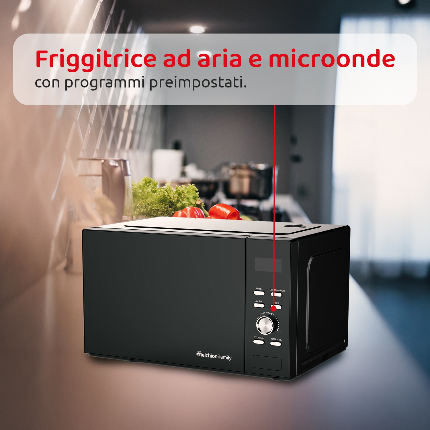 Un forno a microonde nero in cucina. Ha pulsanti di controllo e un display digitale. Verdure sullo sfondo.