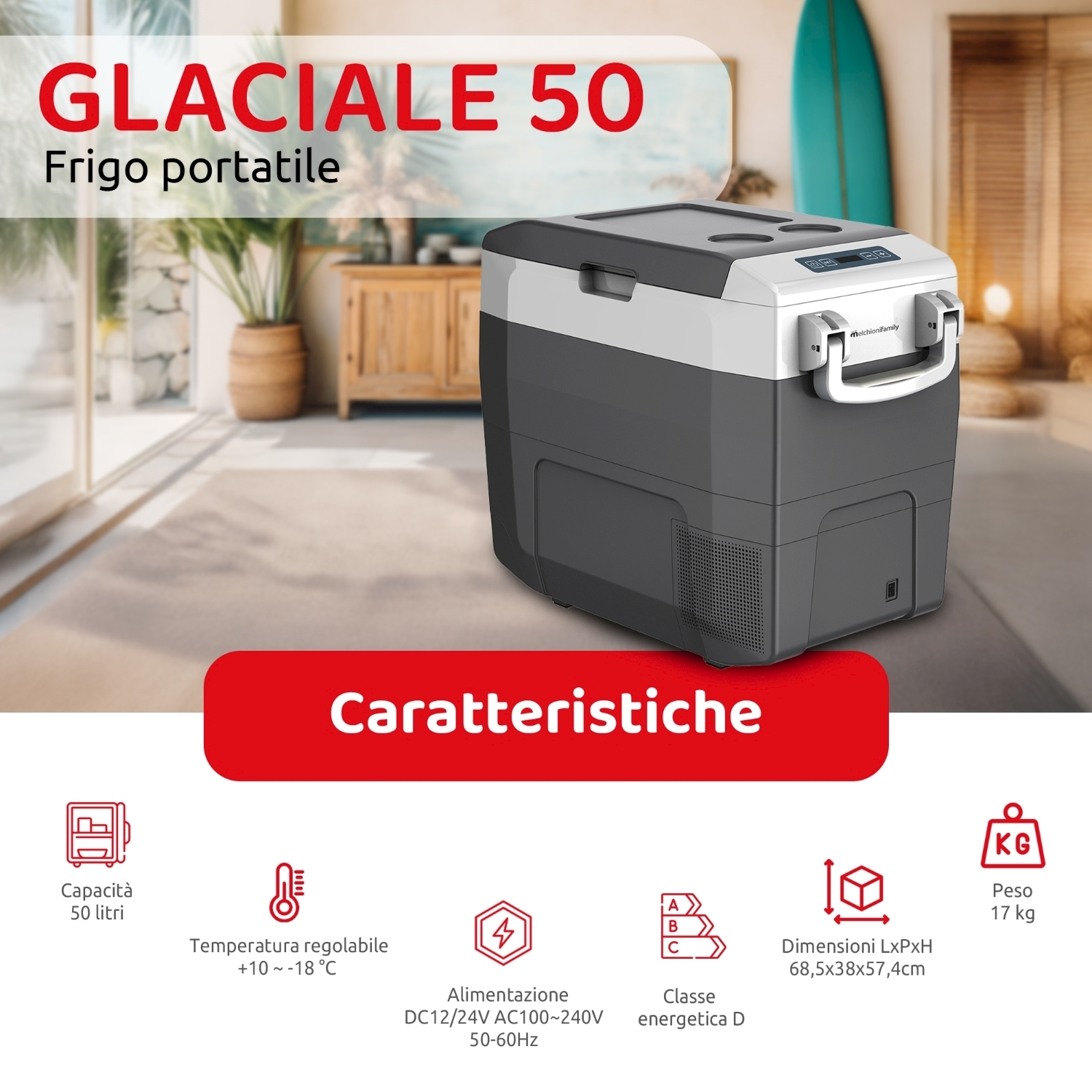 Un frigorifero portatile grigio e bianco è in mostra, con specifiche del prodotto. Lo sfondo include una tavola da surf e un interno.