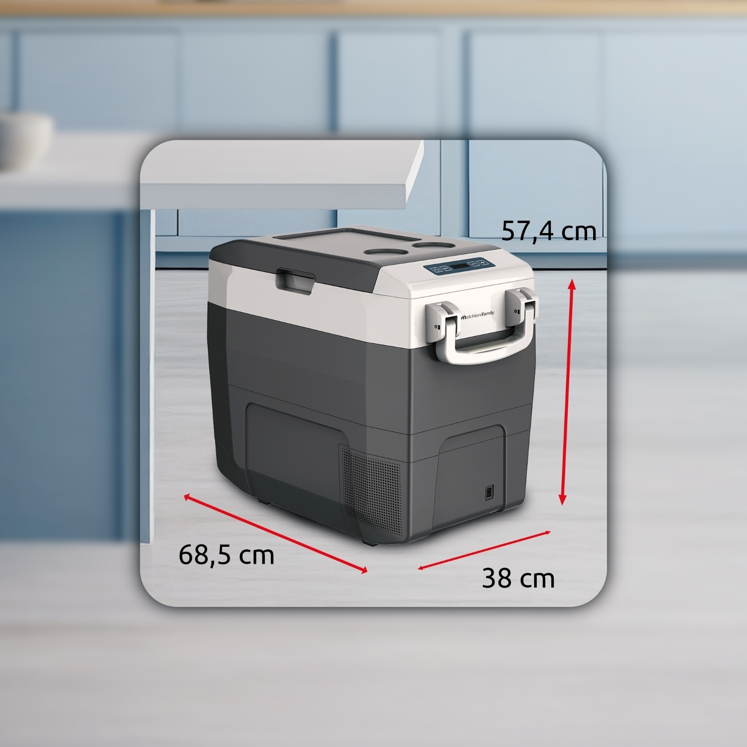 Un frigorifero portatile con dimensioni di 68,5 cm x 38 cm x 57,4 cm. Il frigorifero è grigio e bianco, con maniglia e pannello di controllo.