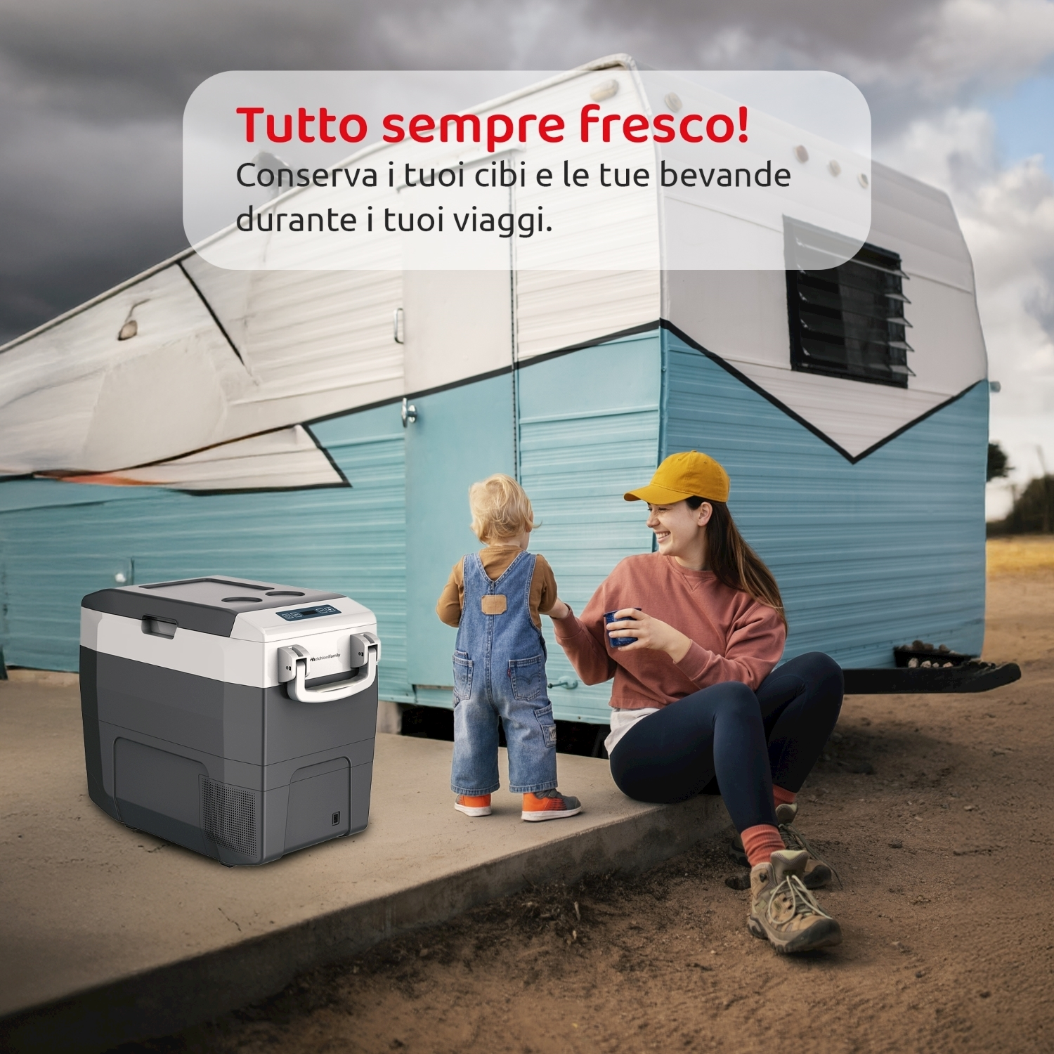 Una donna e un bambino vicino a un rimorchio. Un frigorifero davanti. Testo: Mantieni cibi e bevande freschi durante i tuoi viaggi.