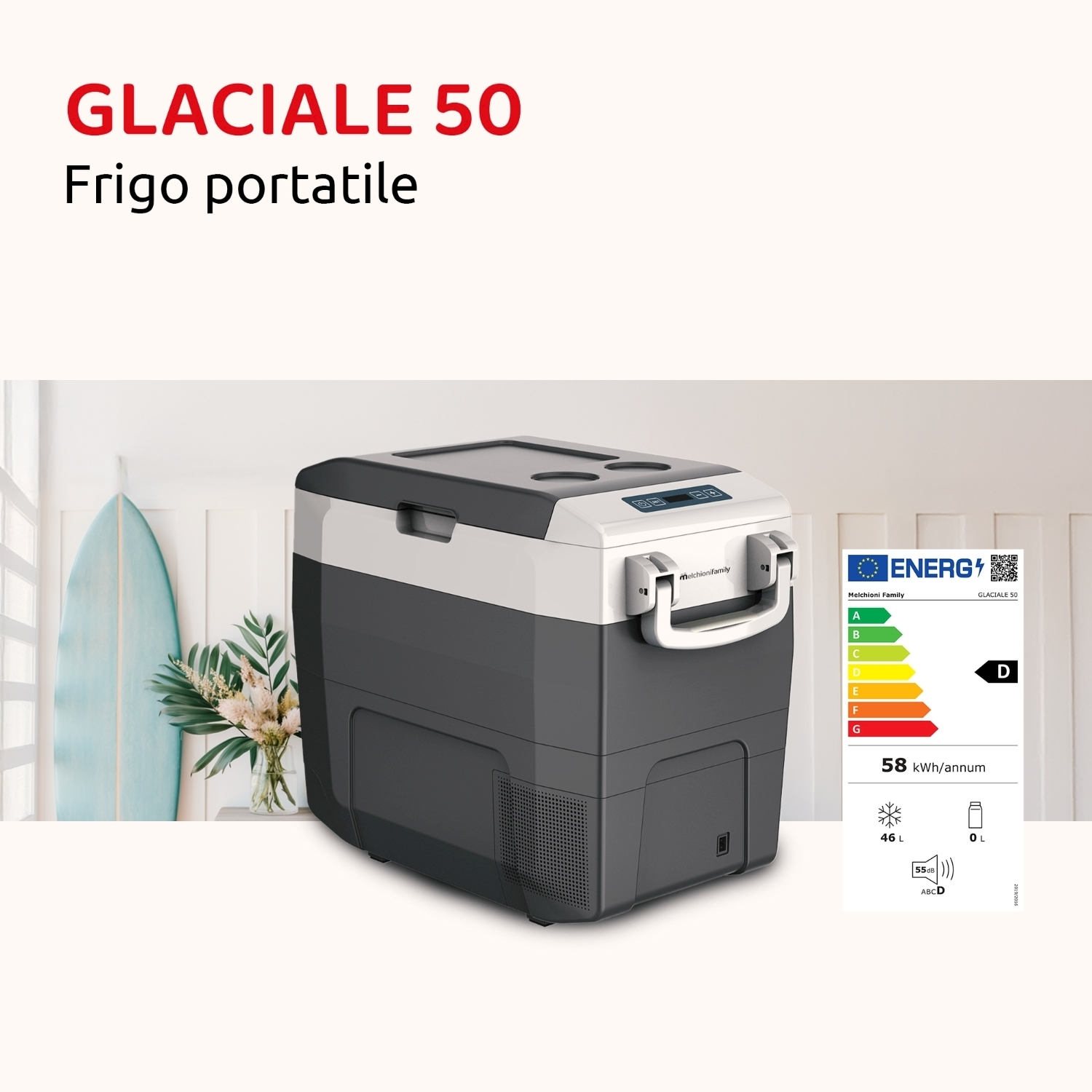 Un frigorifero portatile grigio e bianco con l'etichetta GLACIALE 50. Ha una maniglia e un'etichetta di efficienza energetica. Sullo sfondo c'è una tavola da surf.