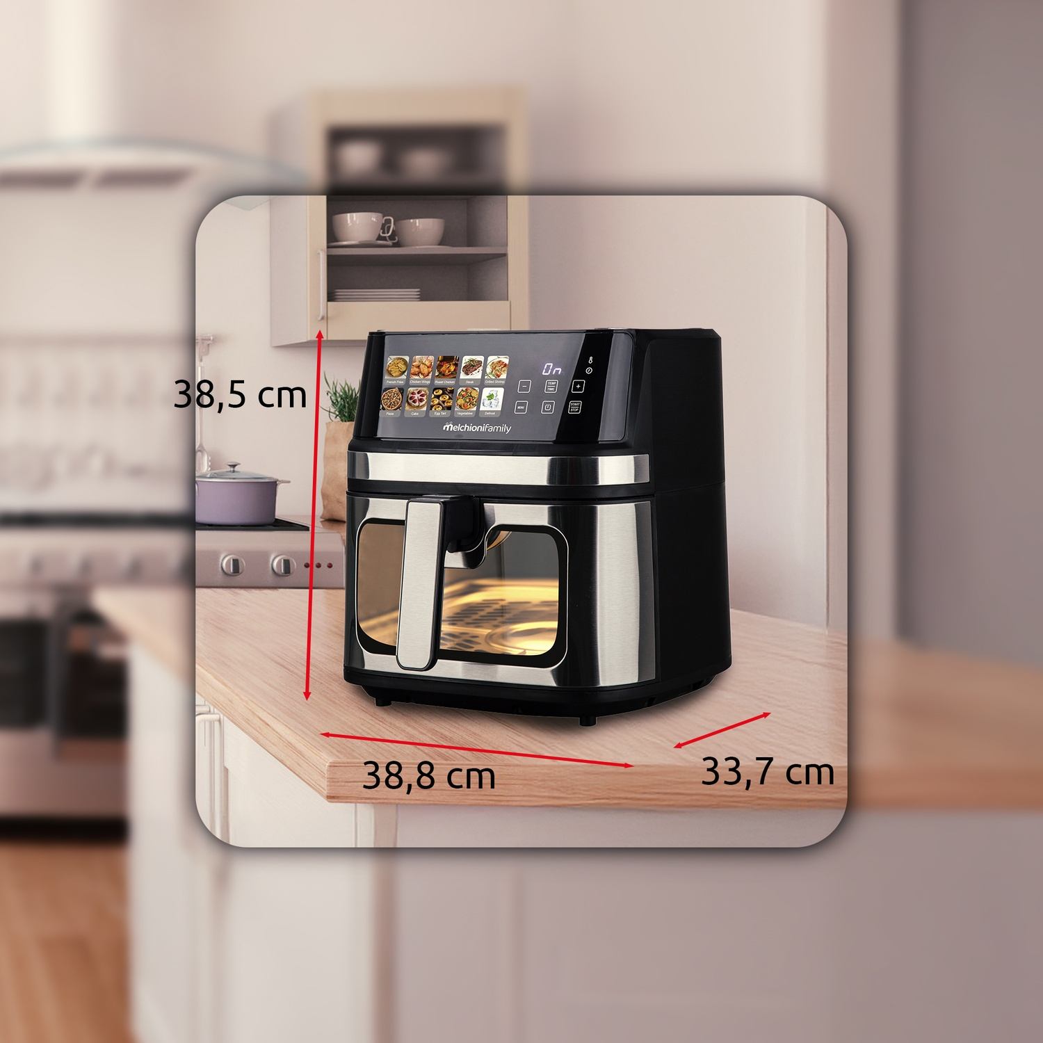 Una friggitrice ad aria su un bancone di legno. Ha un display digitale e una finestra di vetro, con dimensioni.