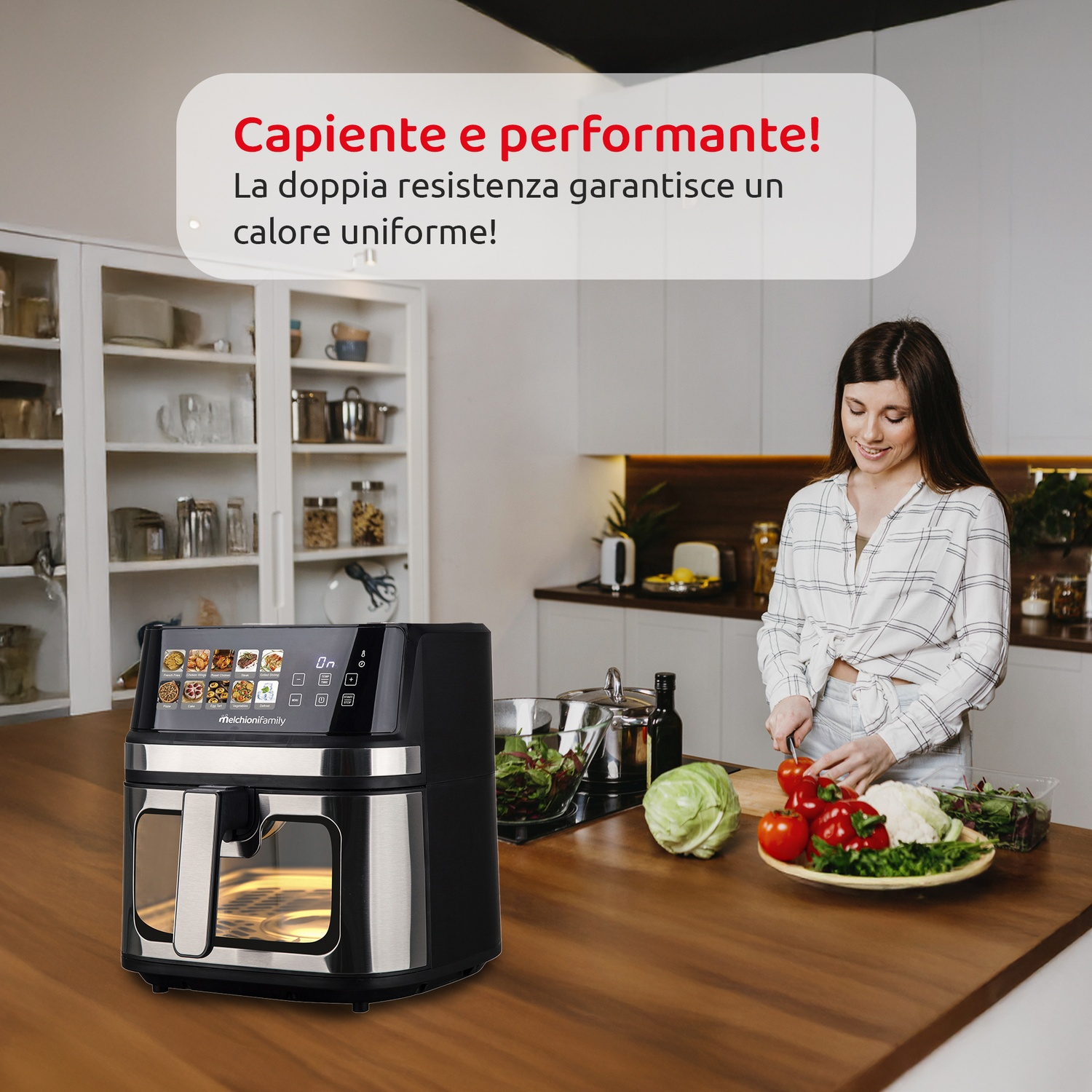 Una donna taglia verdure vicino a una friggitrice ad aria. Una nuvoletta di testo pubblicizza l'elettrodomestico. Una cucina con friggitrice e cibo.