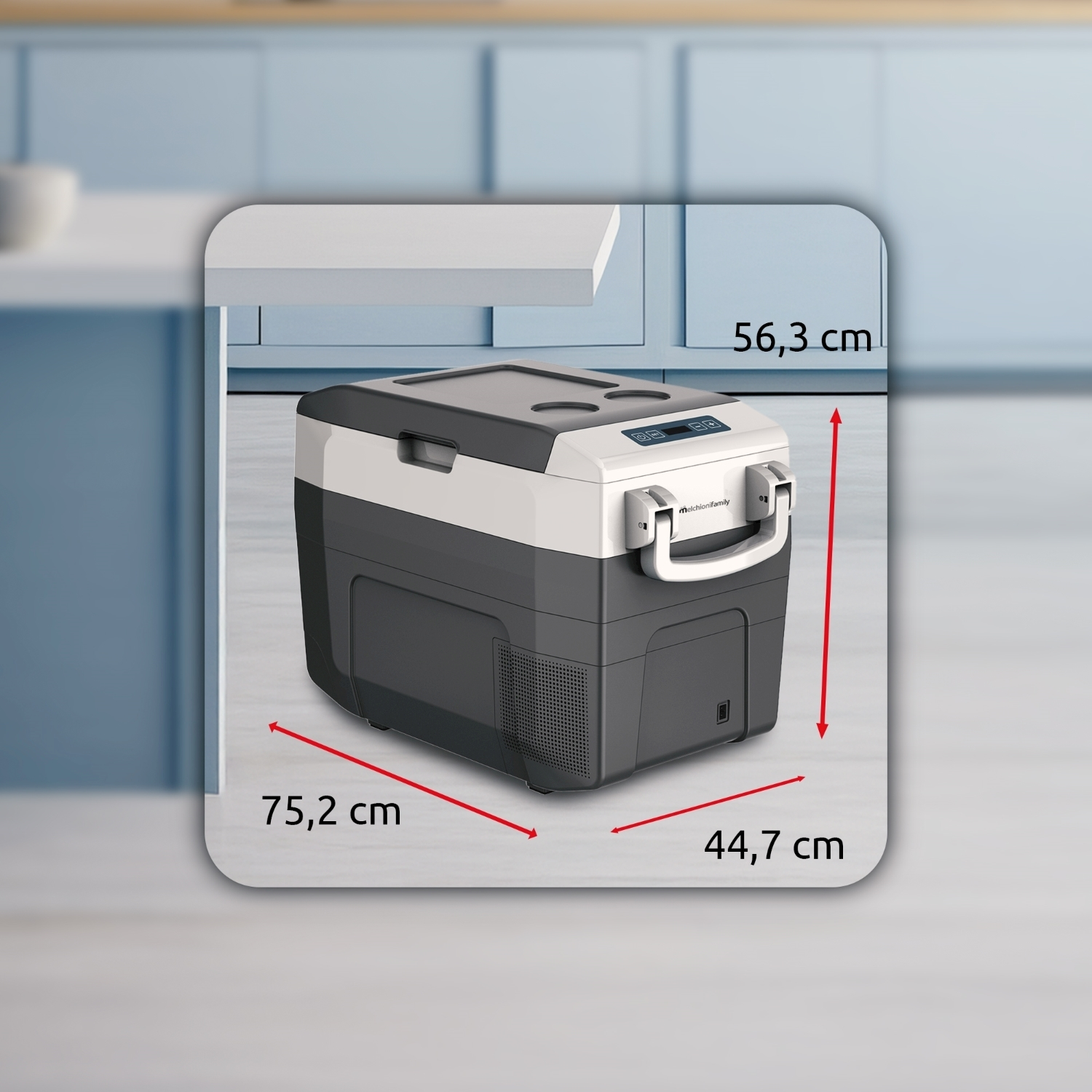 Un frigorifero portatile grigio e bianco con dimensioni visualizzate. È su una superficie grigio chiaro, con un mobile blu chiaro sullo sfondo.