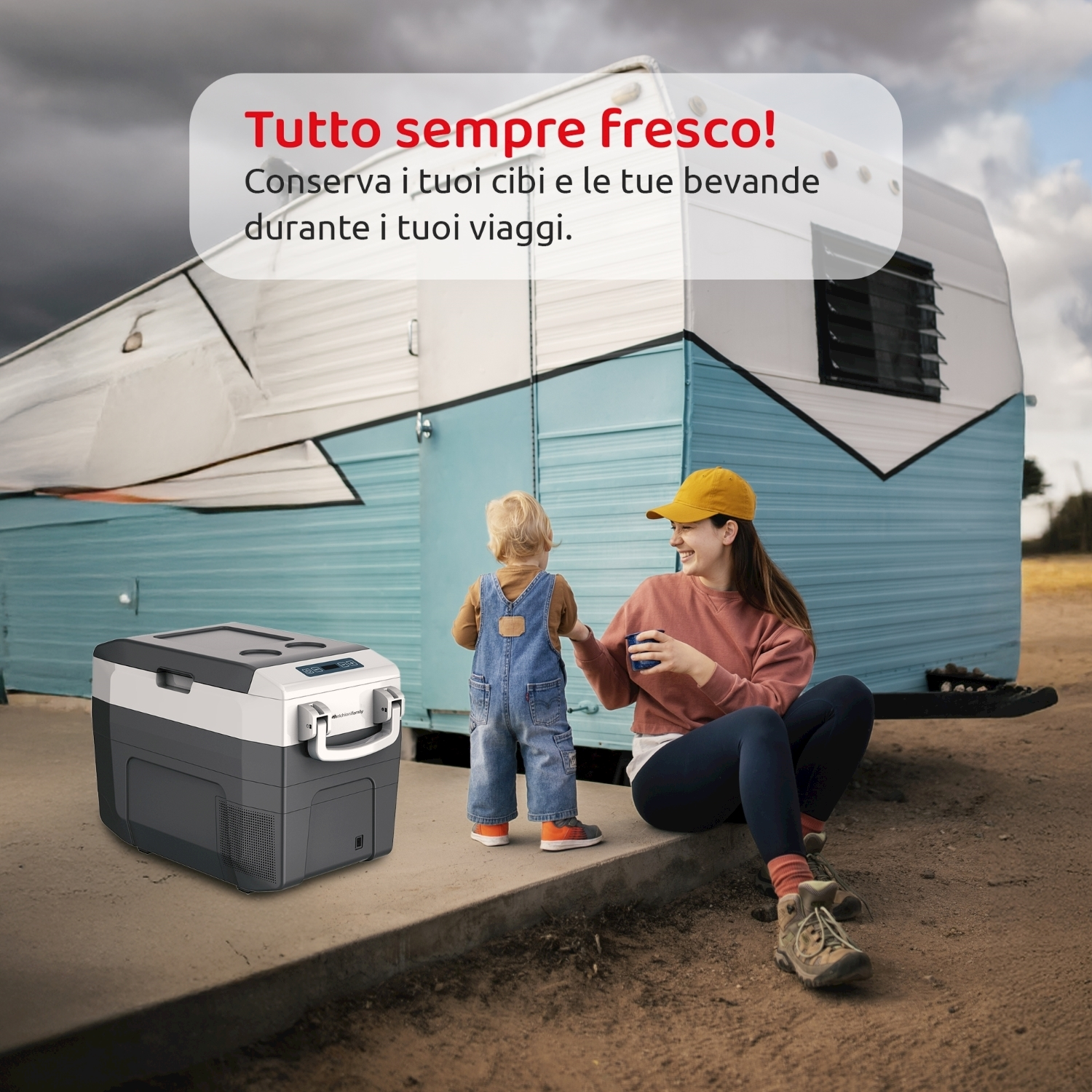 Una donna e un bambino vicino a un camper con un frigorifero. La donna tiene una tazza.