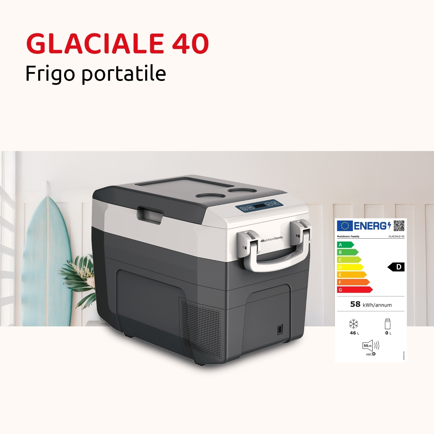 Un frigorifero portatile dal design bianco e grigio. Ha una maniglia e un pannello di controllo in alto. A destra c'è un'etichetta energetica.