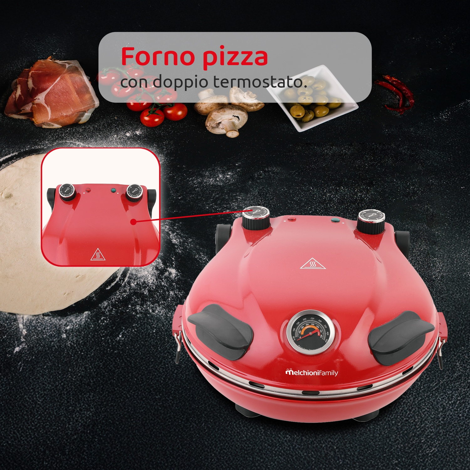 Un forno per pizza rosso con maniglie nere, pomodori, olive e prosciutto disposti su una superficie nera.