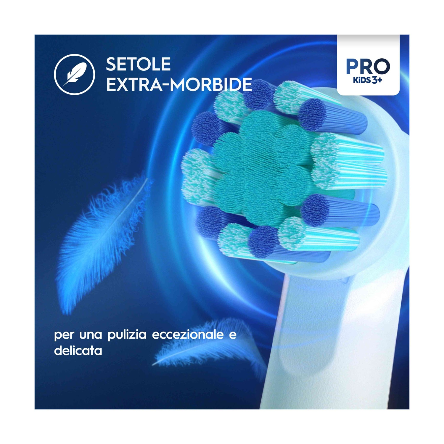 Testina per spazzolino con setole blu, verdi e testo. Manico bianco. Piume a sinistra. Testo: Setole extra-morbide, per una pulizia delicata.