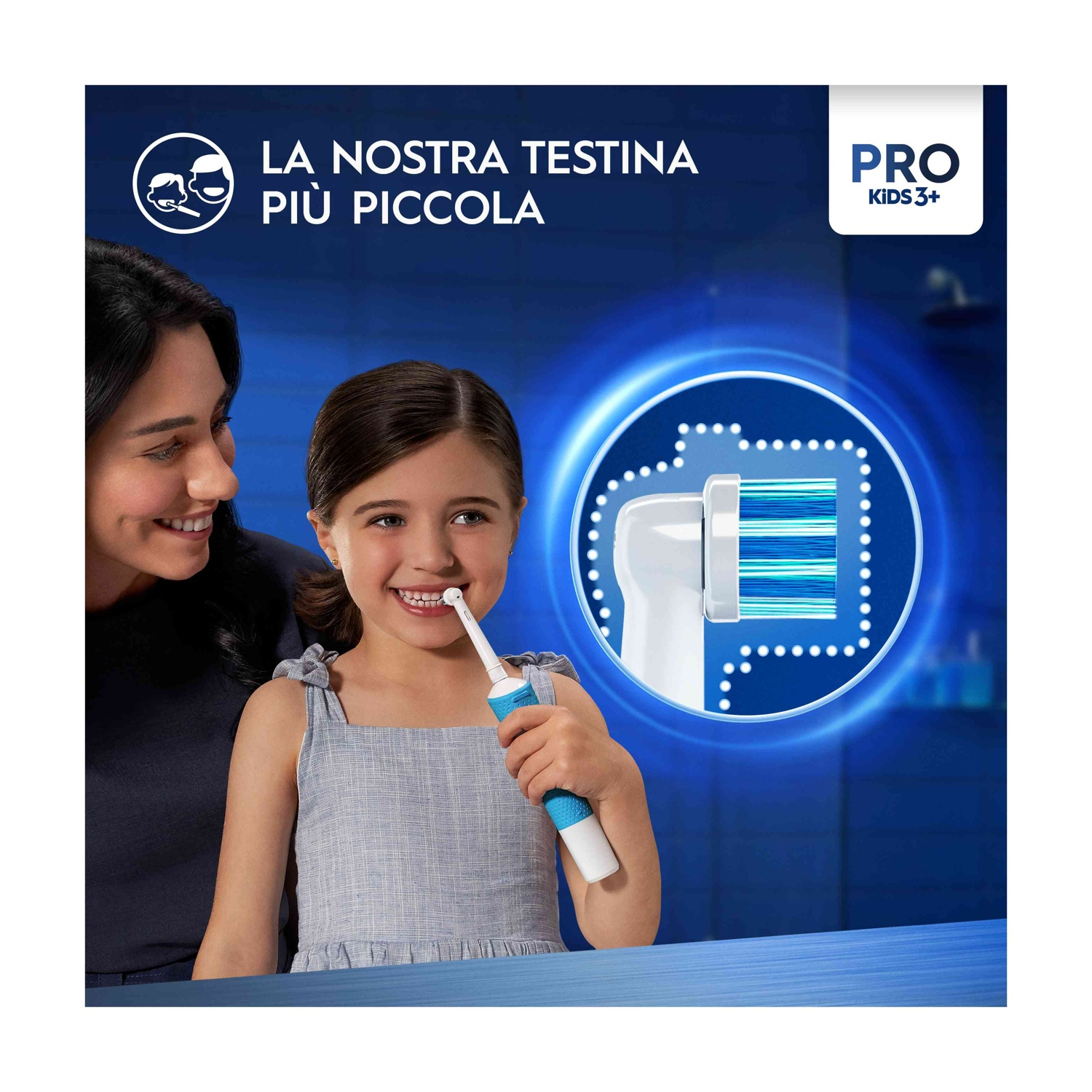 Una bambina sorride, tenendo uno spazzolino da denti. Una donna adulta è dietro di lei. Sfondo blu con testo e immagine della testina.